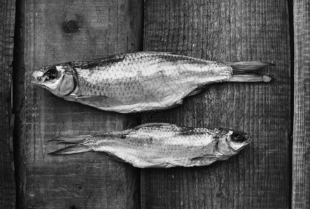 木制背景中的两条干鱼背景图片