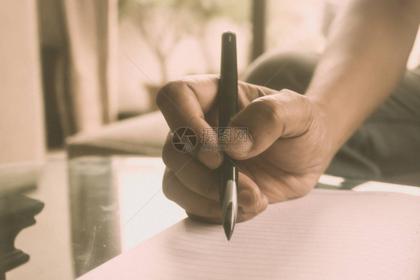 男人的手在桌子上用笔在一张纸上工作的特写镜头从事财务报告的商人贷款增值税计算背景概念复图片