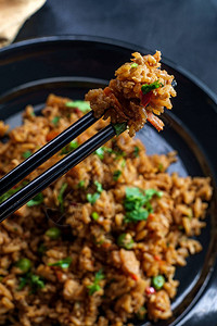 鸡肉炒饭餐桌上图片