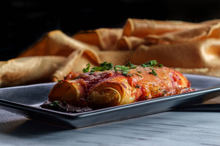 意大利美式烤意大利面盘在大理石餐桌上图片