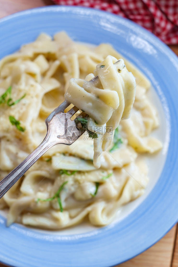 木制厨房餐桌上的意大利食谱fettucenneaf图片