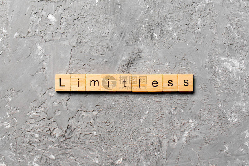 在木块上写出无限的单词水泥桌上有无限的文字来表达你的图片