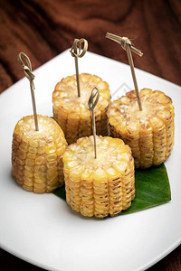 甜玉米在可口乐上素食图片