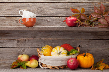 有南瓜苹果梨子和彩色叶子的秋季生活图片