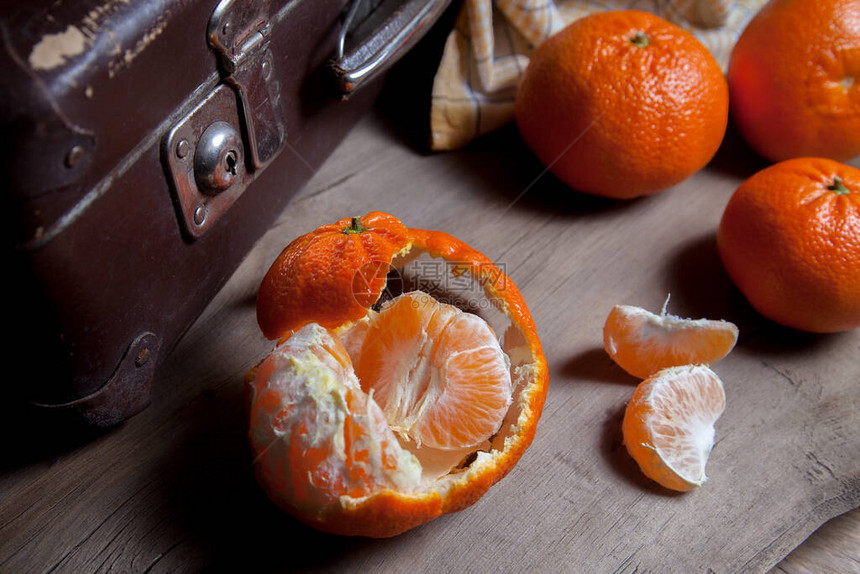 几个未去皮的全鲜橙橘子或橙子橘子柑桔柑橘类水果图片