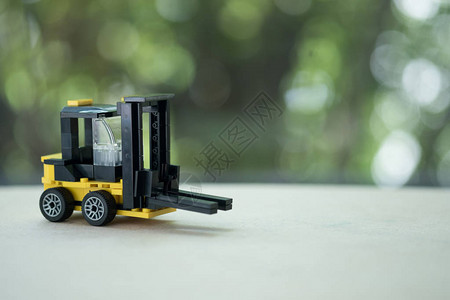 自然背景模糊的木桌上的微型叉车模型仓储物流业务图片