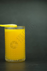 橙汁加柠檬汁在深底的玻图片