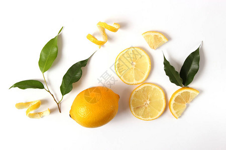 桌上的柠檬图片