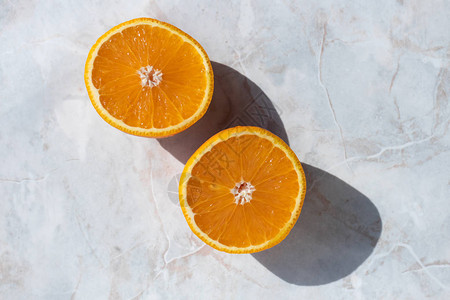 将橙子在光线大理石桌上减半Ripe和多汁水果Vitamin爆炸图片