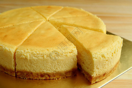 把整块蛋糕切掉的奶油黄平图片