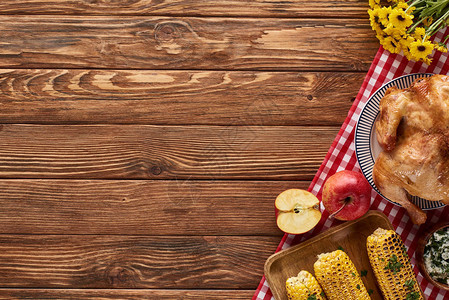 烤火鸡和蔬菜的风景在感恩节晚宴上木桌图片
