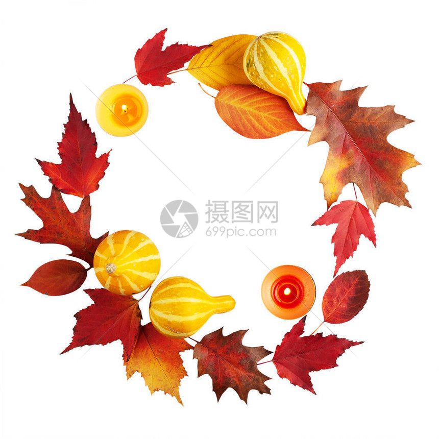 小装饰南瓜和落叶花圈在白色上隔离感恩节或带有复制图片