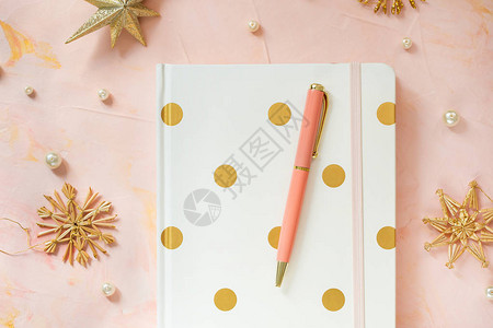 笔记本笔和圣诞节装饰图片