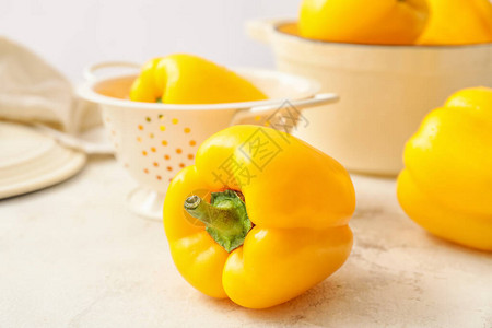桌上的黄色甜椒图片