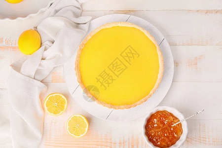 桌上美味的自制柠檬派图片