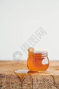 蜂蜜在玻璃中的蜂蜜和便图片