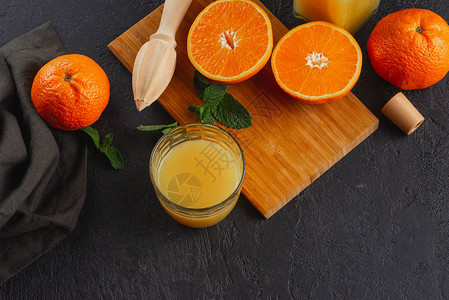 新鲜的橙汁和橙子图片