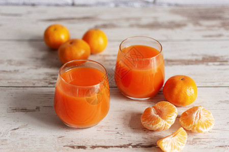 一杯新鲜的橘子汁图片