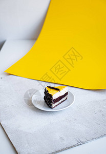 巧克力蛋糕切片和黄果冻在白桌上图片