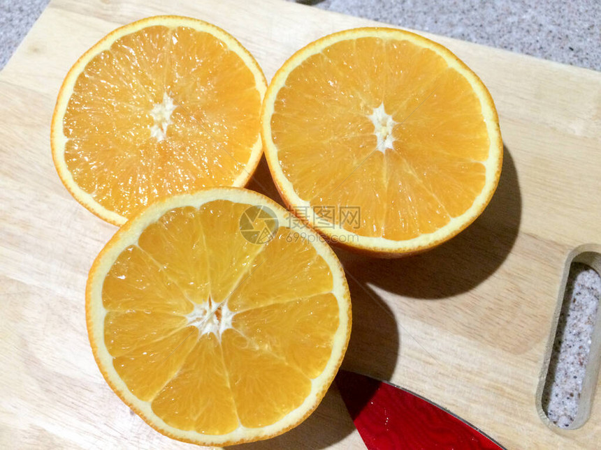 木制切割板上切片的橙子新图片