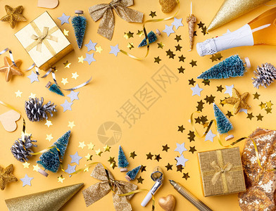 金色圣诞和新年装饰的顶视图图片