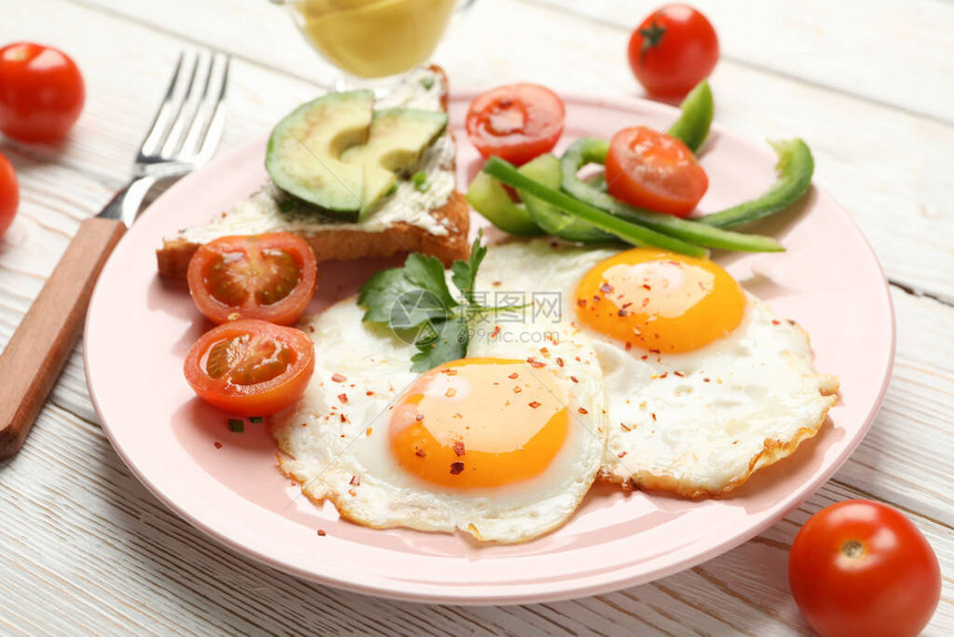 好吃的早餐或午餐有炒鸡蛋在木图片