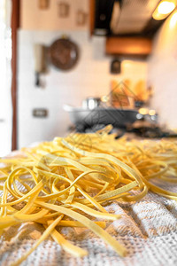 新鲜烹制的意大利面条食特写意大利面配小麦选择焦点离图片