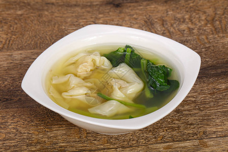 亚洲传统的Wonton汤配图片