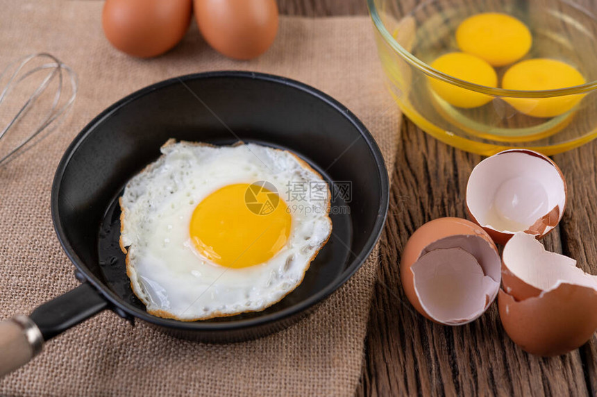 煎锅和生蛋的炸鸡蛋健康有机食图片