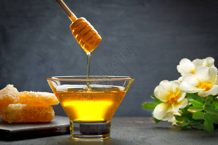 蜂蜜背景蜂蜜与木蜂蜜北斗在木桌上图片