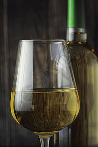桌上的白干葡萄酒透明瓶子图片