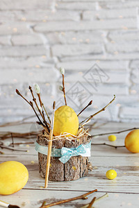 黄色复活节鸡蛋在木制桌上复活节快乐创图片