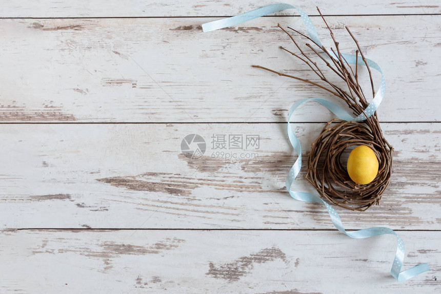 黄色复活节彩蛋在创意巢穴中图片