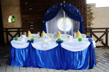 蓝色的婚礼餐桌装饰图片