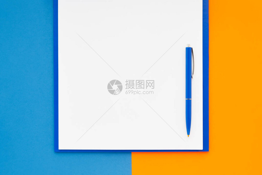 蓝橙色背景上的空白剪贴板模型和蓝色笔图片
