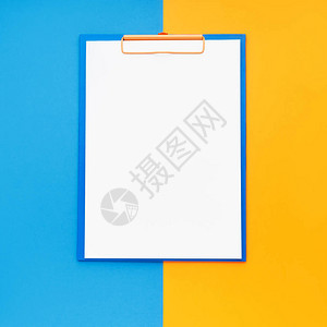 蓝橙色背景上的空白剪贴板模型图片