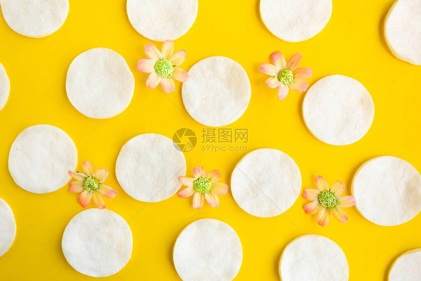 浅黄色背景的棉海绵模式图片