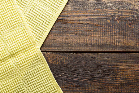黄色厨房毛巾棕色木背景图片