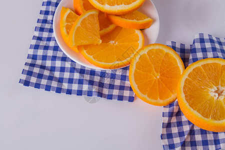 新鲜橙子切在桌上图片