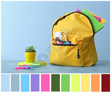 学校背包和餐桌上的文具与彩色背景对比图片