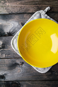 空黄碗落在一个有木本背景图片