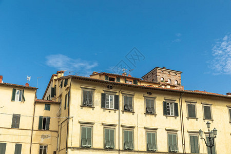 意大利卢卡的旧舒适街道卢卡是托斯卡纳的一个城市和公社它是背景图片