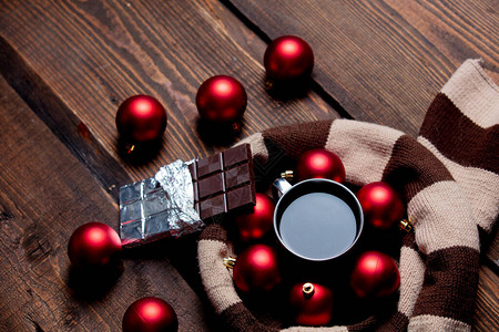一杯咖啡配有圣诞面包巧克力棒和木制图片