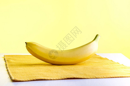 黄布上的香蕉背面是黄色图片