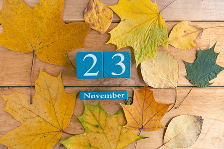 23蓝色立方体日历月和日期图片