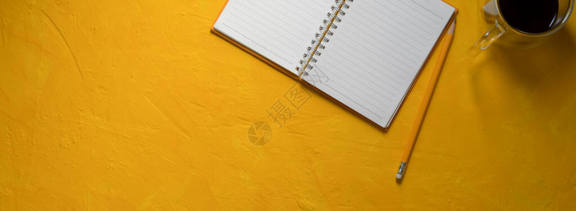 拥有开放空白笔记本铅笔咖啡杯和黄色混凝土背景复制空间的创造工作图片