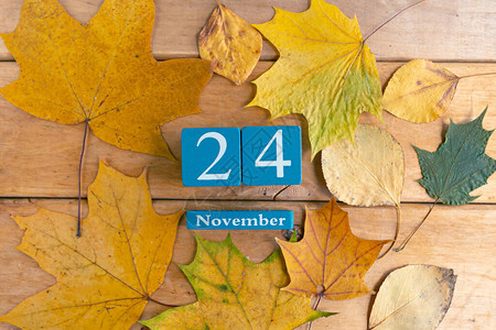 24蓝色立方体日历月和日期图片