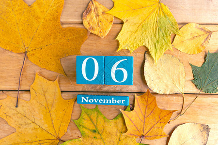 11月6日蓝色的立方体日历月和日期图片