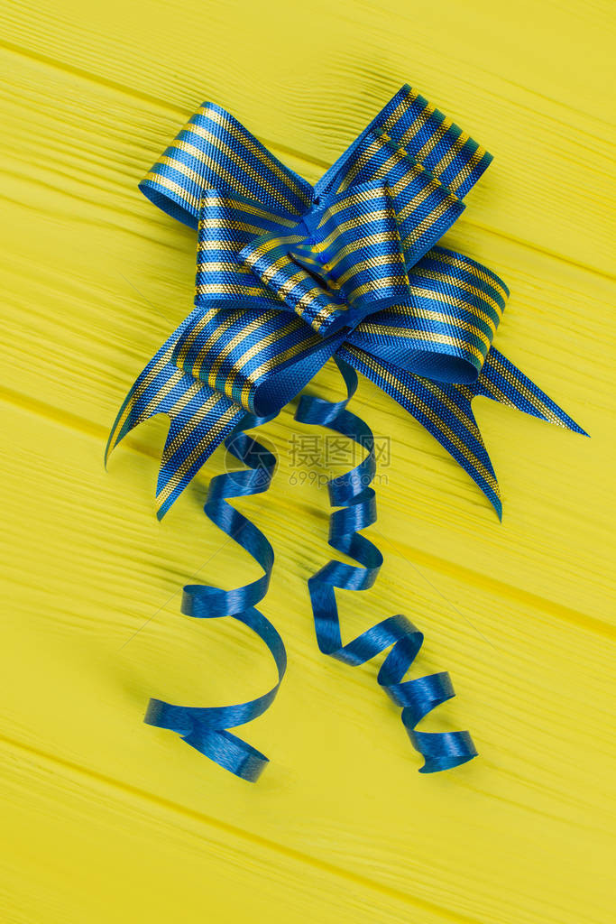 蓝色条纹的礼物弓图片