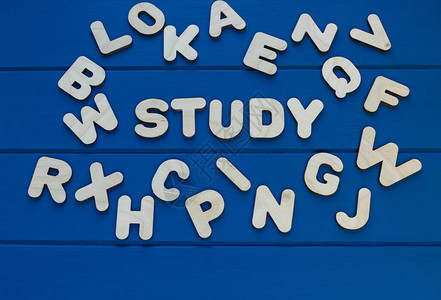 经典蓝背景的Wooden字母标题研究在桌面上教育图片
